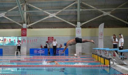 Burdur’da 35 Bin Kişiye Yüzme Öğretildi, Kamu Personeli Havuzda Yarıştı