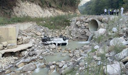 Dereye uçan araçtaki 6 kişi yaralandı