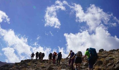Hakkari'de 34 Dağcıdan 3 Bin 500 Rakımlı Sat Gölleri'ne Zirve Yürüyüşü