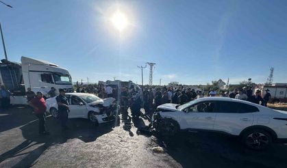 Diyarbakır’da otomobiller çarpıştı: 8 yaralı