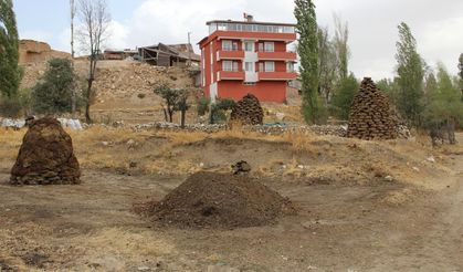 Erzincan’da kışlık tezek hazırlığı