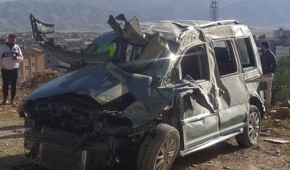 Virajı alamayan otomobil devrildi: 1’i ağır 4 yaralı