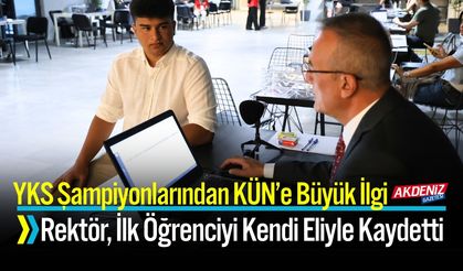 Rektör, İlk Öğrenciyi Kendi Eliyle Kaydetti