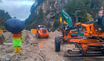 Sel nedeniyle kapatılan kara yolu ulaşıma açıldı