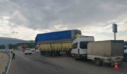 Tokat Niksar'da Fındık İşçilerini Taşıyan Minibüs Kaza Yaptı