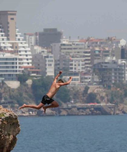 Yürekleri Ağza Getiren Anlar: Antalya'da Adrenalin Uğruna Hayatlarını Riske Attılar