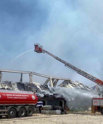 Mersin'de Pamuk Deposu Yangını Devam Ediyor: Ekiplerin Yoğun Müdahalesi Sürüyor