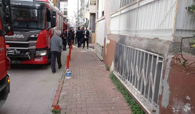 Antalya'da apartmanda çıkan yangında ev sakinleri etkilendi