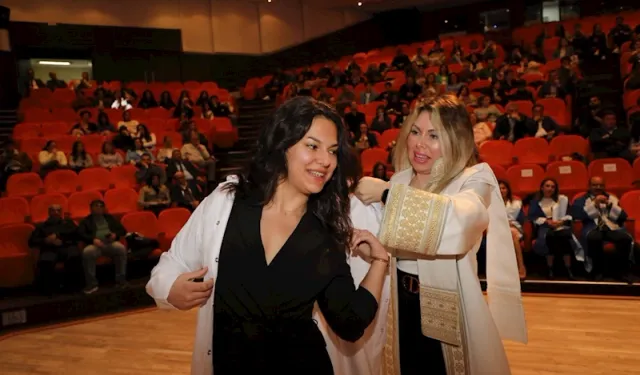 Akdeniz Üniversitesi, Diş Hekimliği Fakültesi’nden 110 öğrenci beyaz önlüklerini giydi