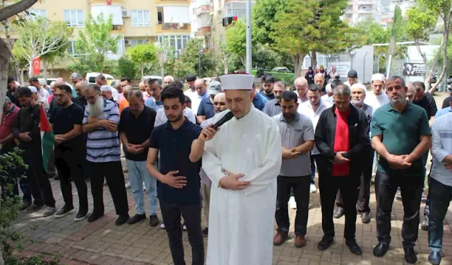 Gazze’de hayatını kaybeden Müslümanlar için gıyabi cenaze namazı kılındı