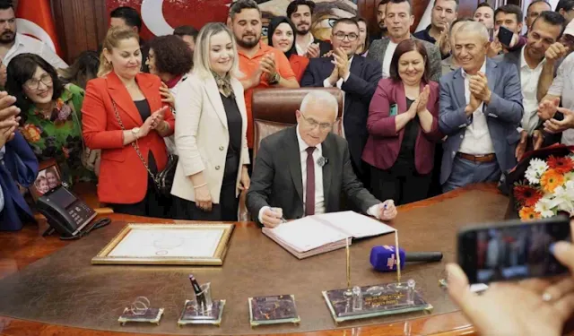 Antalya Kumluca’da yeni belediye başkanı mazbatasını aldı