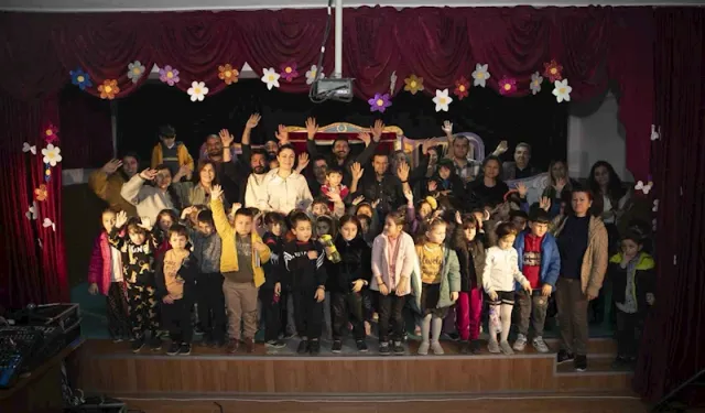 Mersin'de ‘Tiyatro Seyretmeyen Çocuk Kalmasın’ projesinde çocuklar için sahne aldılar