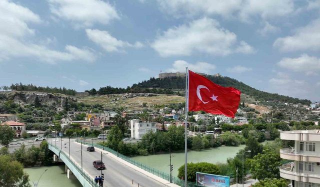 Kaldırılması tepkilere neden olan anıtın yerine Türk bayrağı konuldu