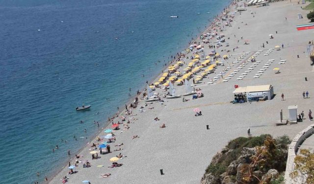 Antalya'da, Dünyaca ünlü Konyaaltı sahilinde Haziran yoğunluğu yaşandı