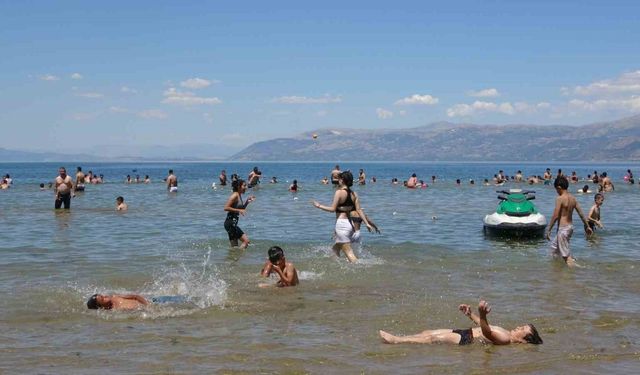 Sıcak havadan bunalan vatandaşlar, Eğirdir Gölü'ne akın etti