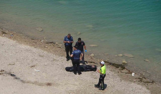 Otomobil göle düştü, araçtan genç çocuğun cesedi çıkartıldı