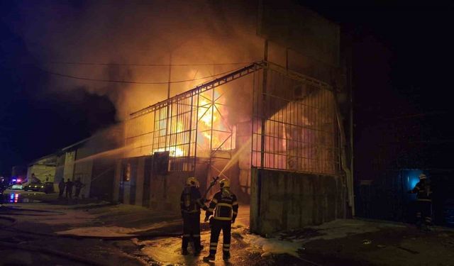 Adana’da mobilya imalathanesi alevlere teslim oldu