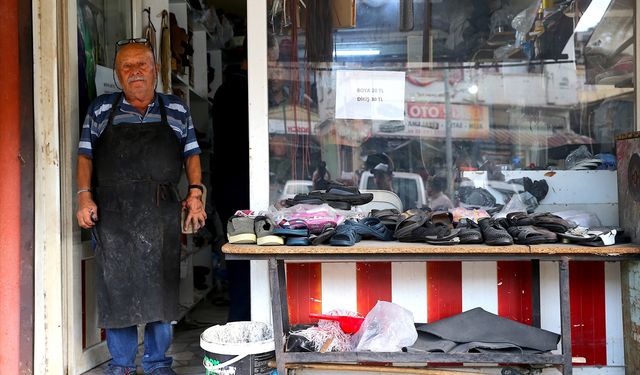 Depremzede Selim usta 60 yıldır aynı dükkanda ayakkabı tamir ediyor