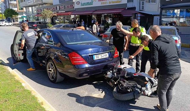 Yol veren aracın altına giren motosiklettekiler yaralandı