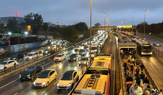 Akşam saatlerinde trafik yoğunluğu artıyor