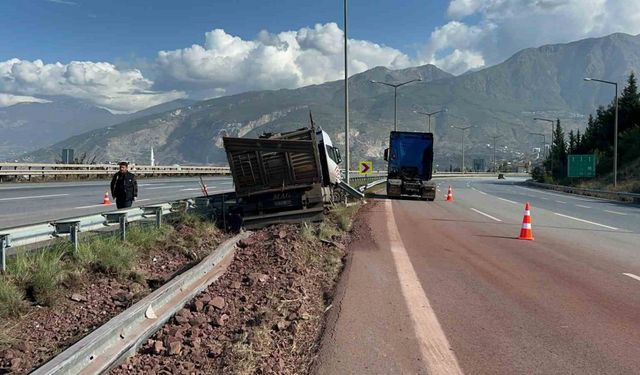 Bariyere çarpan kamyon sürücüsü yaralandı