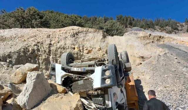 Kahramanmaraş’ta hafriyat kamyonu devrildi