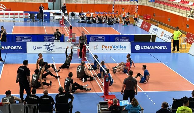 Oturarak Voleybol Erkek Milli Takımı gümbür gümbür gidiyor