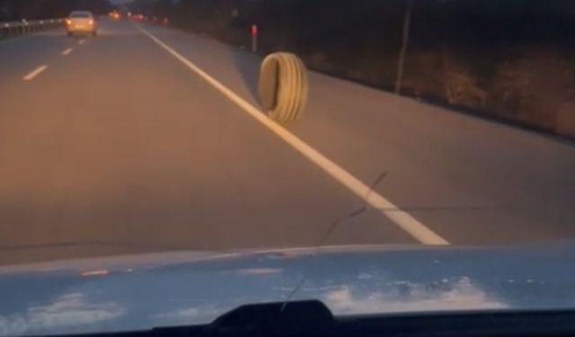 Isparta’da yola fırlayan lastik trafiği tehlikeye düşürdü