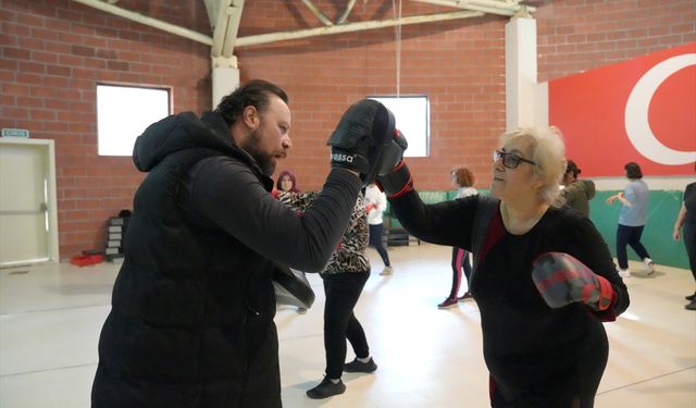 Belediyenin kursunda kadınlara yakın savunma dersi veriliyor