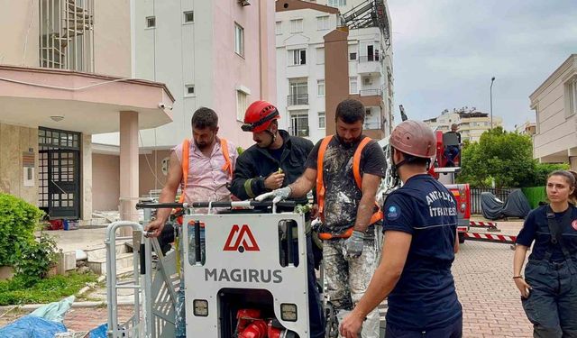 12. katta can pazarı: 2 işçi iskelede mahsur kaldı