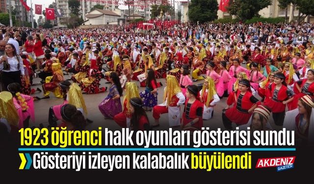 1923 öğrenci halk oyunları gösterisi sundu... Gösteri büyük ilgi gördü