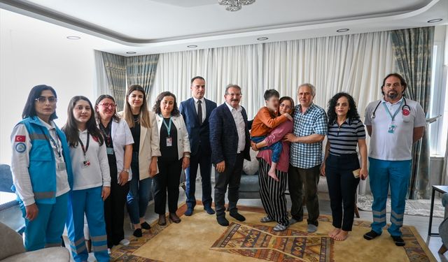 Antalya İl Sağlık Müdürü Özkan, engelli çocuk ile ailesini ziyaret etti