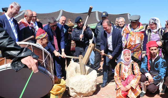 Burdur'da "Yörük Çalıştayı" temsili Yörük göçüyle başladı