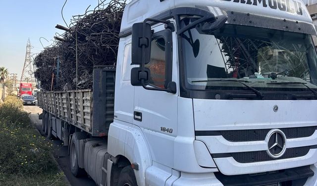 Hatay'da fazla yüküyle trafiği tehlikeye düşüren tırın sürücüsüne ceza