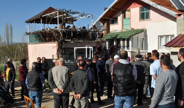 Kazada hayatını kaybeden öğretmen 2 ay önce ölen babasının yanına defnedildi