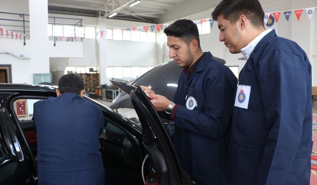 Oto eksperliğini teorik ve pratik eğitimle öğreniyor