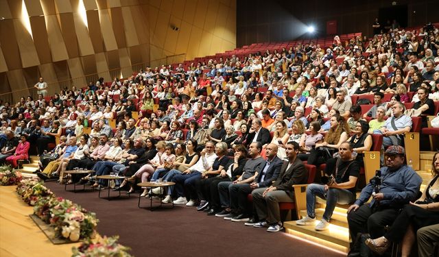 8. Uluslararası Denizli Cam Bienali'nde sanatçılar cam eserleri "giyerek" sergiledi