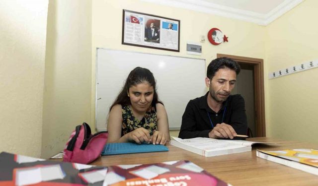 Görme engelle genç kız üniversite hayaline adım adım ilerliyor
