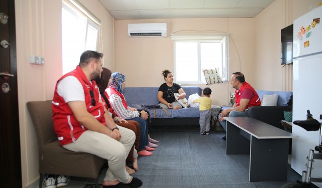 Hatay'da Türk Kızılay ekiplerinden depremzede annelere ziyaret