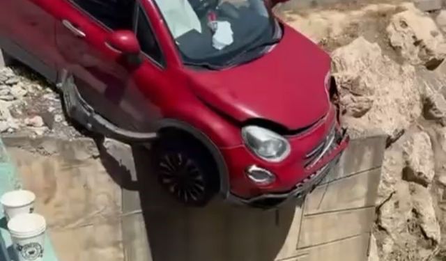Kanal Kenarında Askıda Kaldı; Faciaya Ramak Kaldı