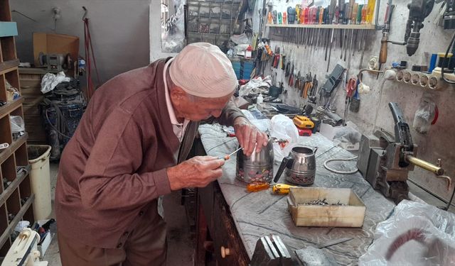 Kumluca'nın Asırlık Çınarı: 88 Yaşındaki Tüfekçi İsmet Usta Mesleğine Devam Ediyor