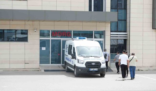 Oğlunu Bıçaklayarak Öldürdü;  Gencin Cenazesi Morgdan Alındı