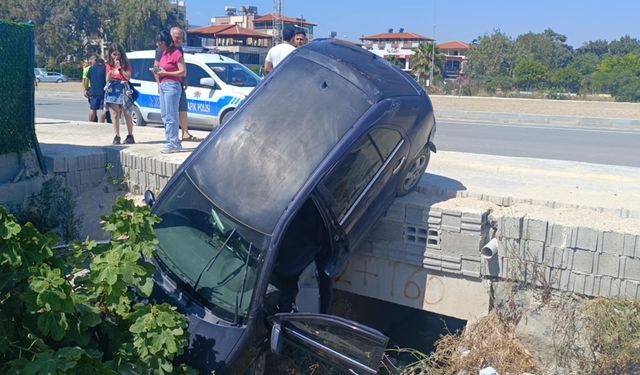 Samandağ'da menfeze düşen otomobil sürücüsü yaralandı