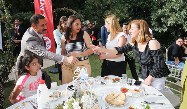 Vali Masatlı, Depremzede Annelerin Yanında Oldu