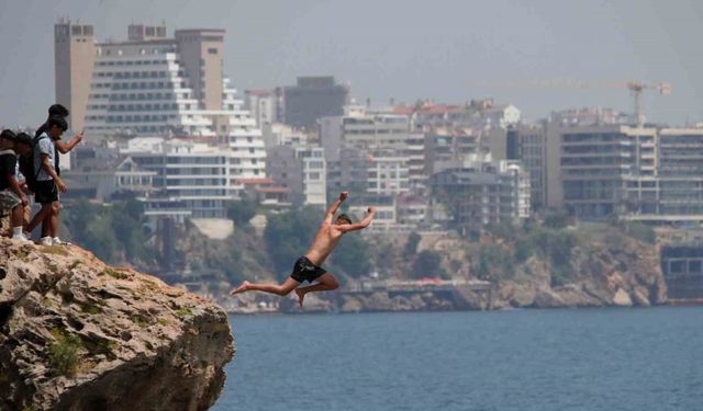 Yürekleri Ağza Getiren Anlar: Antalya'da Adrenalin Uğruna Hayatlarını Riske Attılar