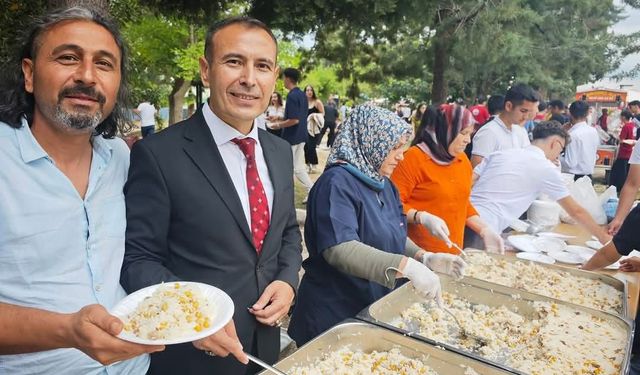 Mezunlar ve son sınıf öğrencileri pilav gününde buluştu