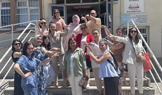 Amasya'da Duygusal Veda: 42 Yıllık Öğretmen Gözyaşlarıyla Uğurlandı