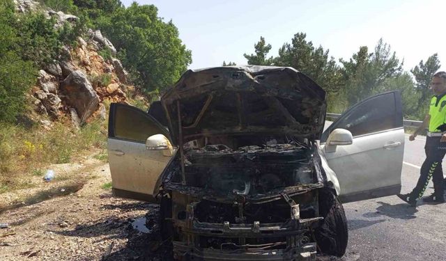 Antalya’da seyir halindeki cip alev aldı