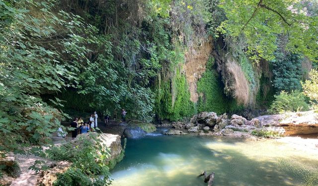 Antalya'nın Doğal Cenneti Kurşunlu Şelalesi Ziyaretçi Akınına Uğruyor