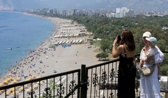 Bayram Arifesinde Antalya Sahilleri Doldu Taştı